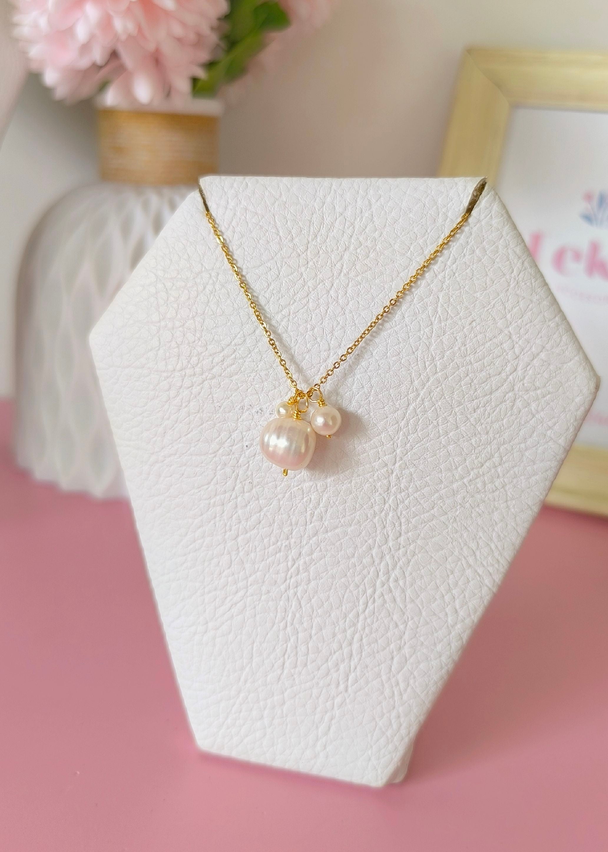 Collar de 3 perlas colgadas con tamaños diferentes
SKU : CV1510