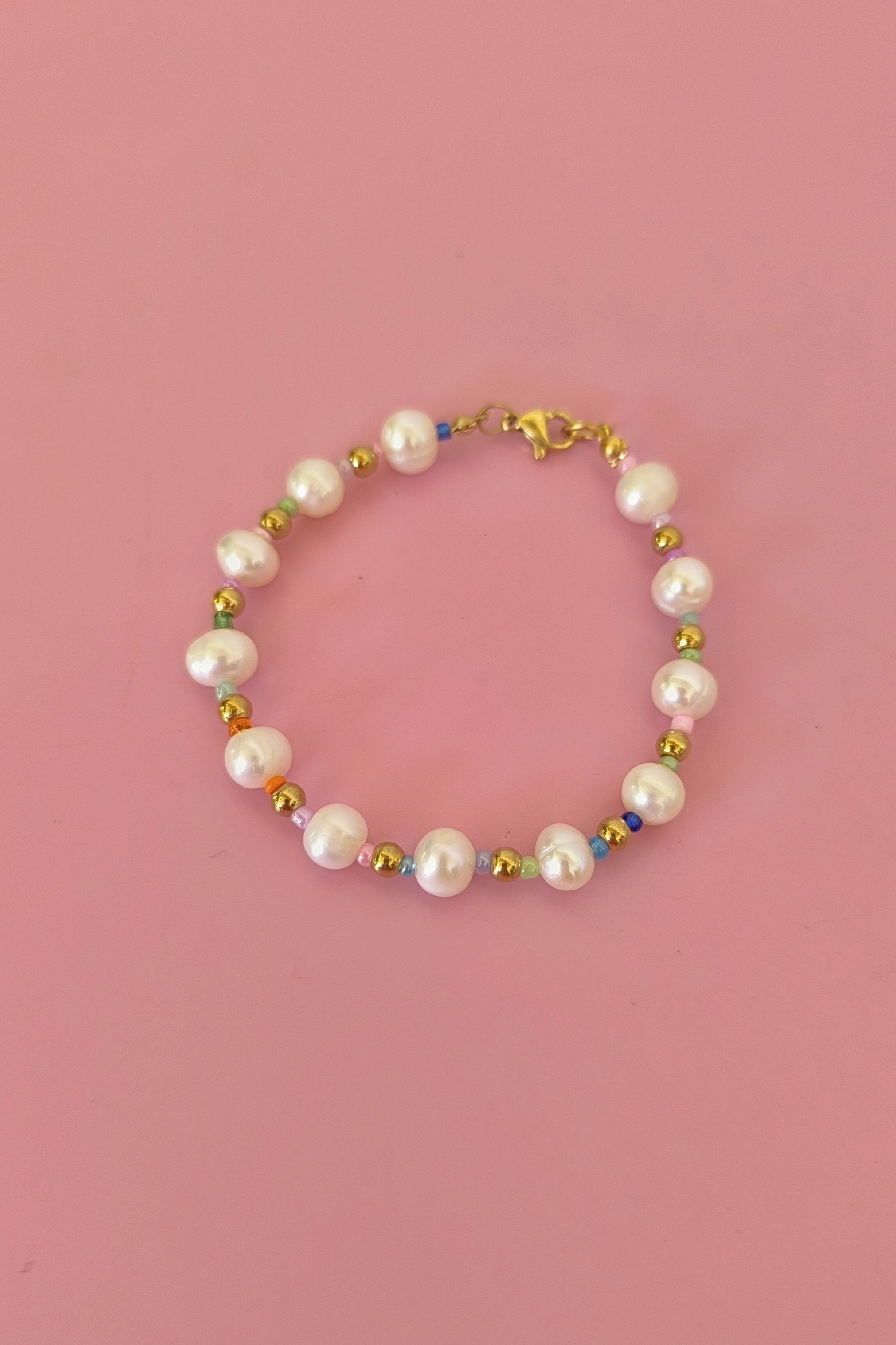 Pulsera perlas del rio con chaquiras de colores y balines de acero