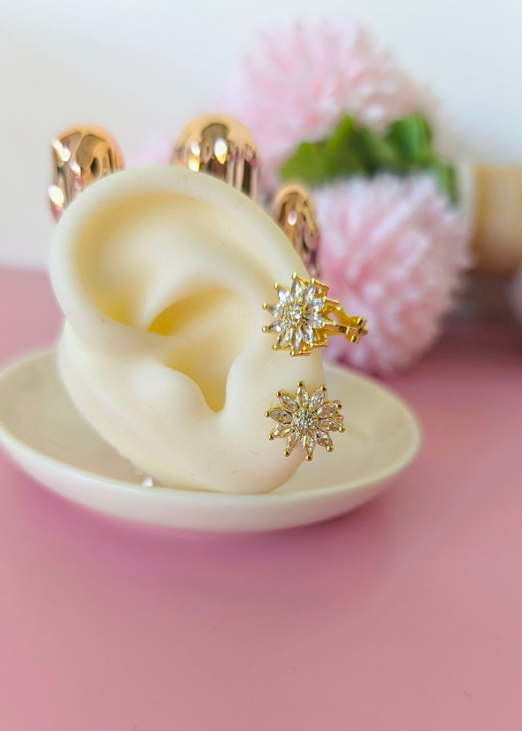 Aretes flor de cristal blanco con agarre a presión