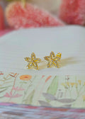 Aretes tipo stud floral de pétalos en pico con centro hueco