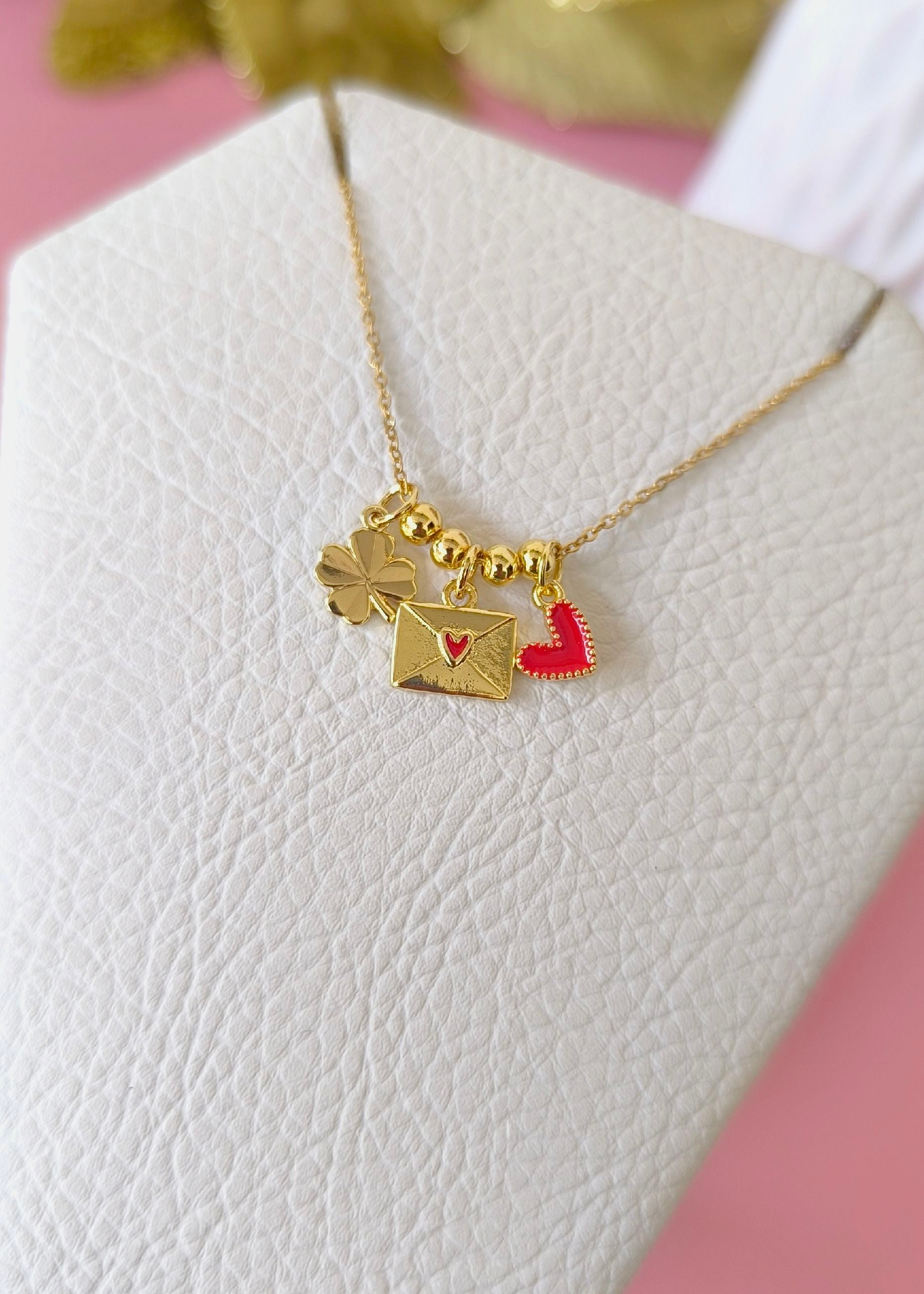 Collar triple dije amores
SKU : CV1524