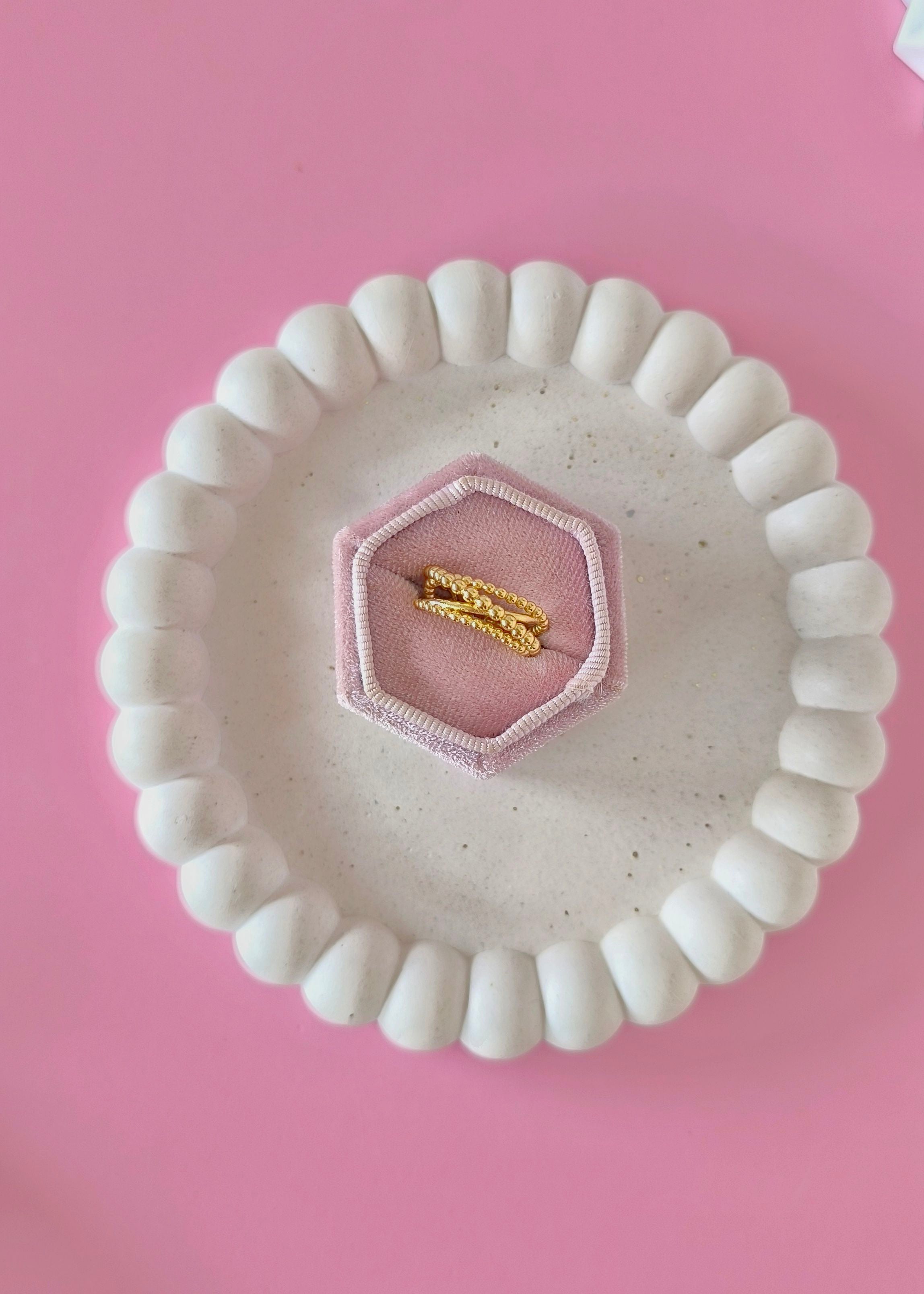 Anillo abstracto de tres líneas de bolitas y una lisa