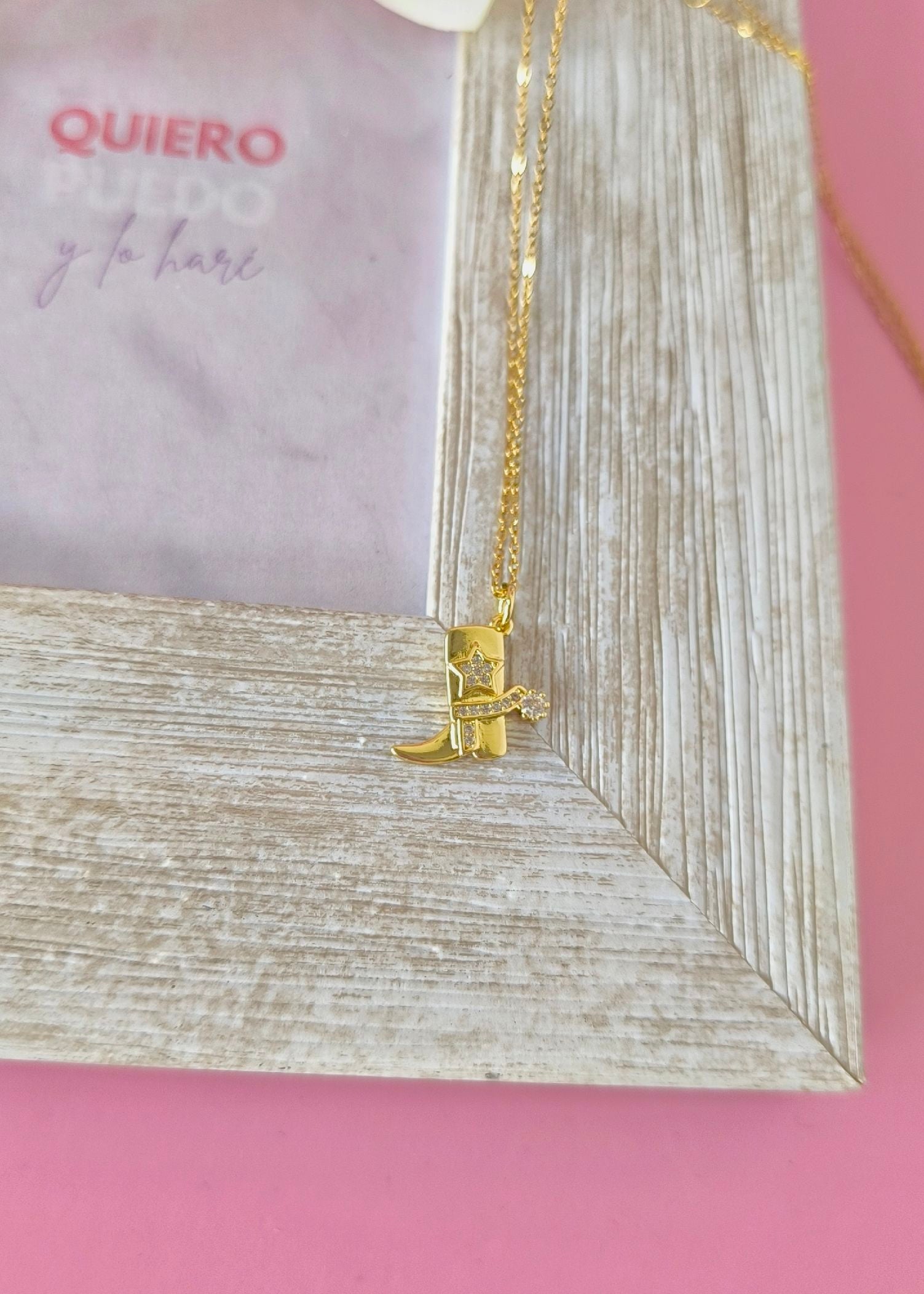 Collar bota con decoración