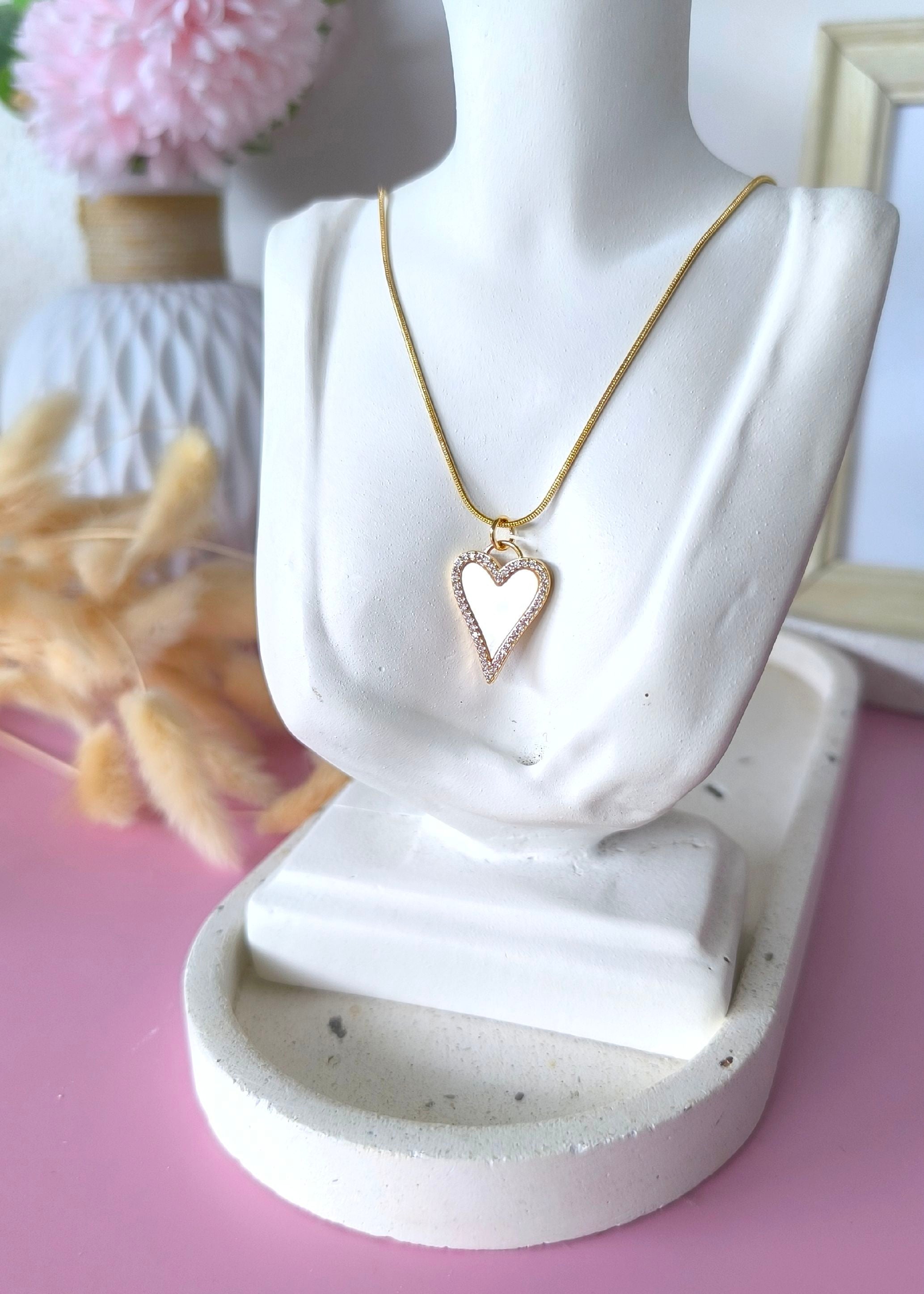 Collar corazón alargado de fondo concha nácar