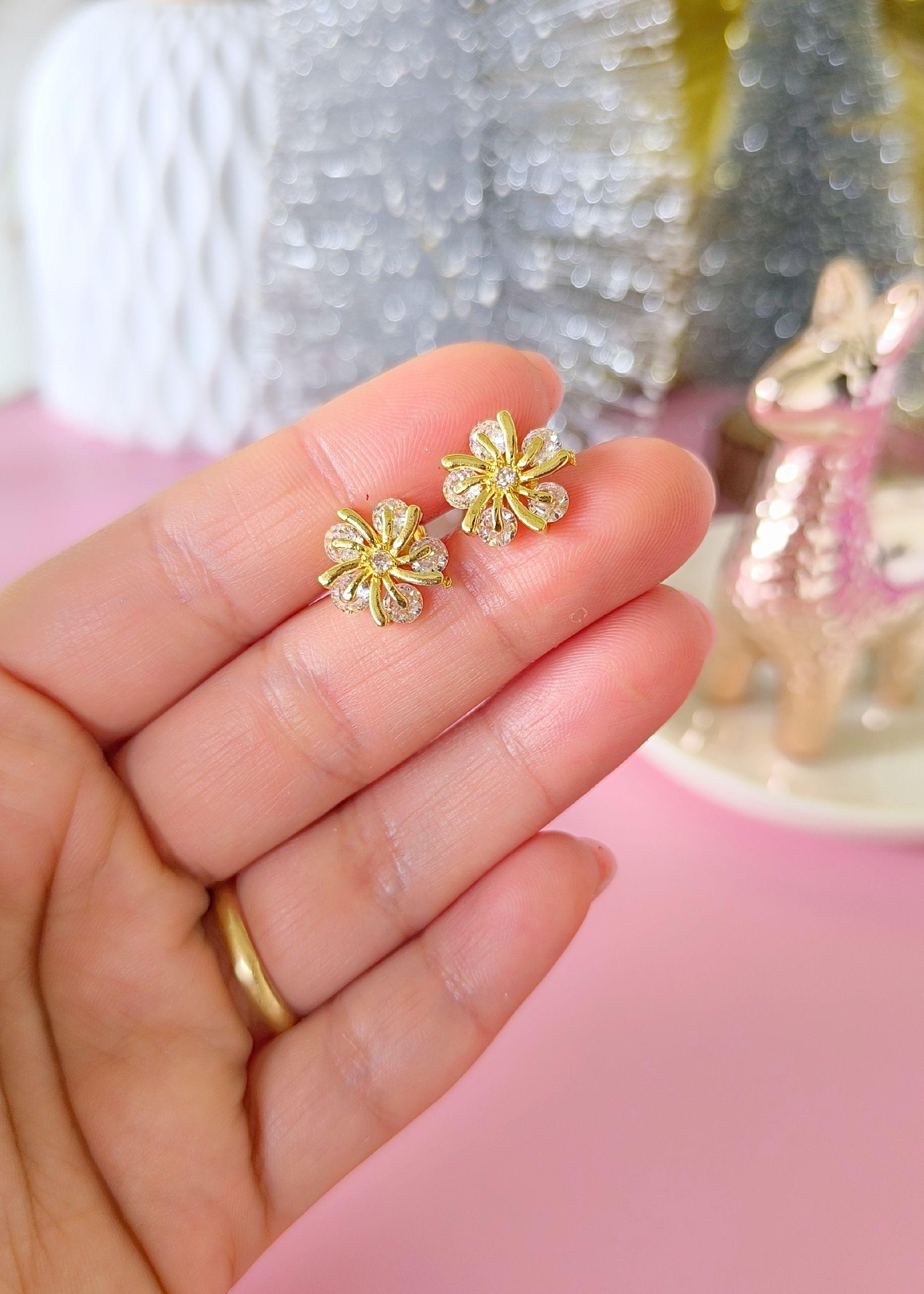 arete Stud de flores con centro de remolino