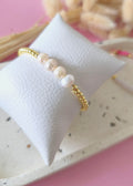 pulsera elástica de balines con cuatro perlas del río centrales