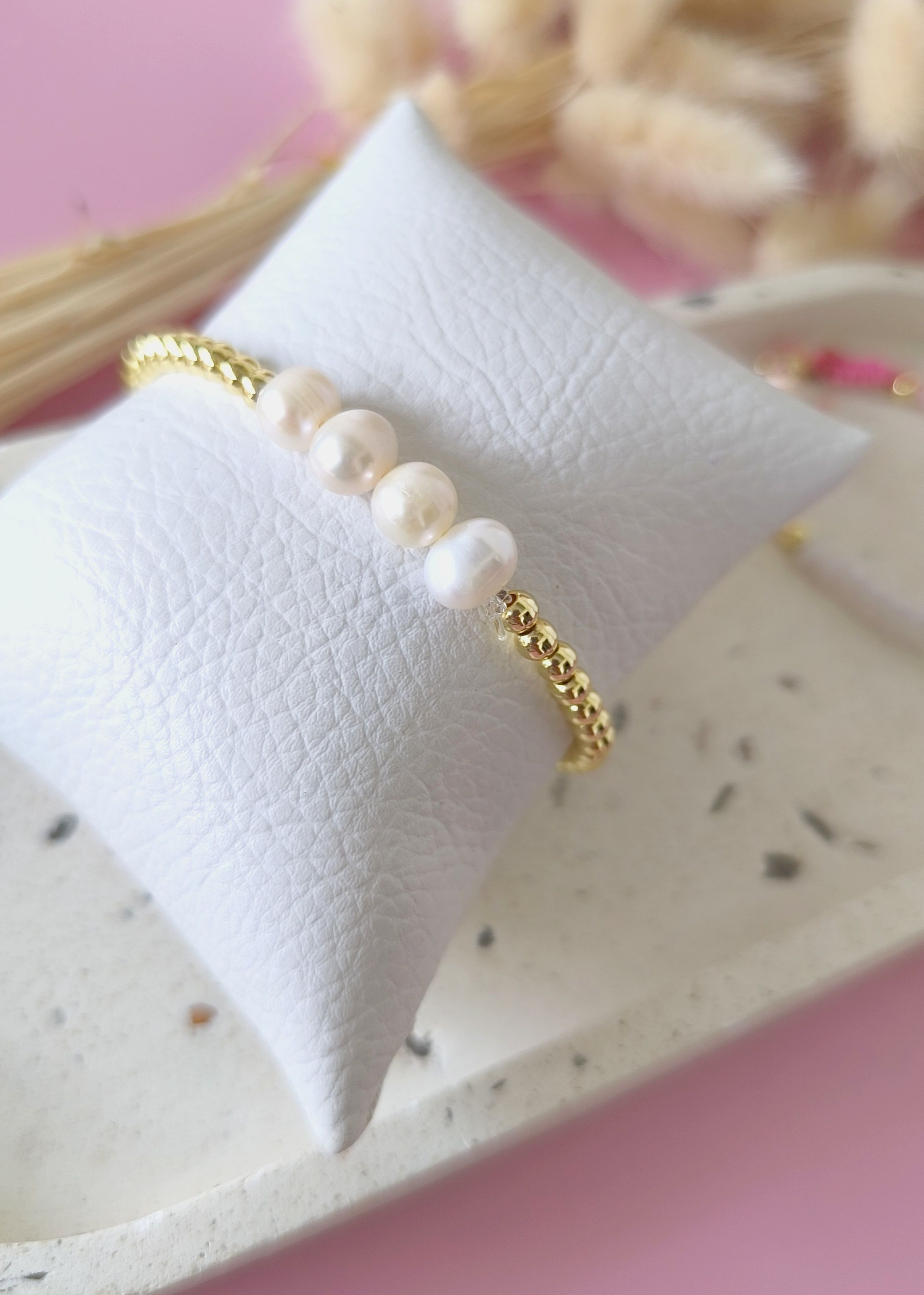 pulsera elástica de balines con cuatro perlas del río centrales