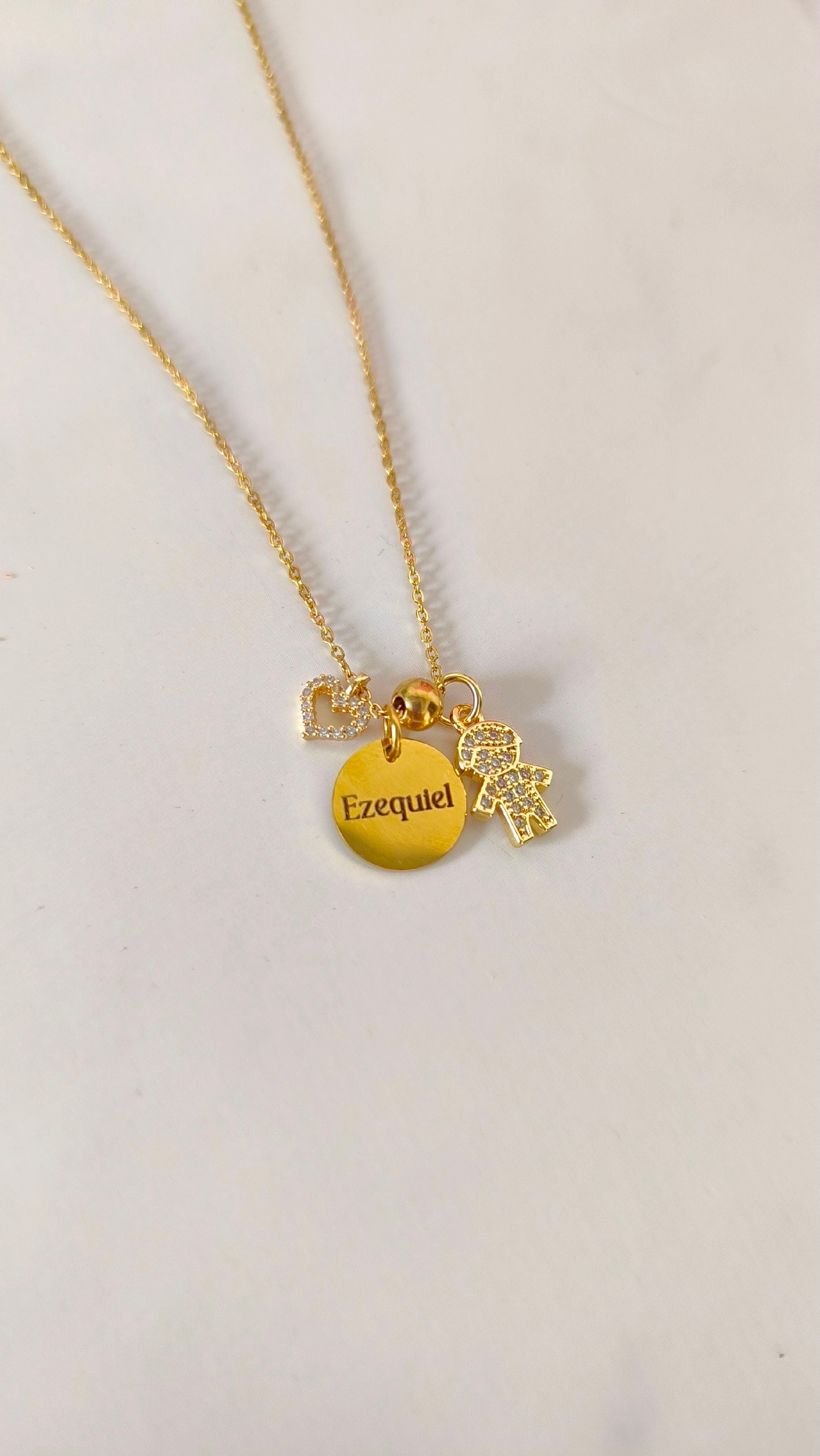 Collar personalizable con figura infantil y corazón