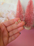 aretes stud floral de 8 pétalos y centro huecos