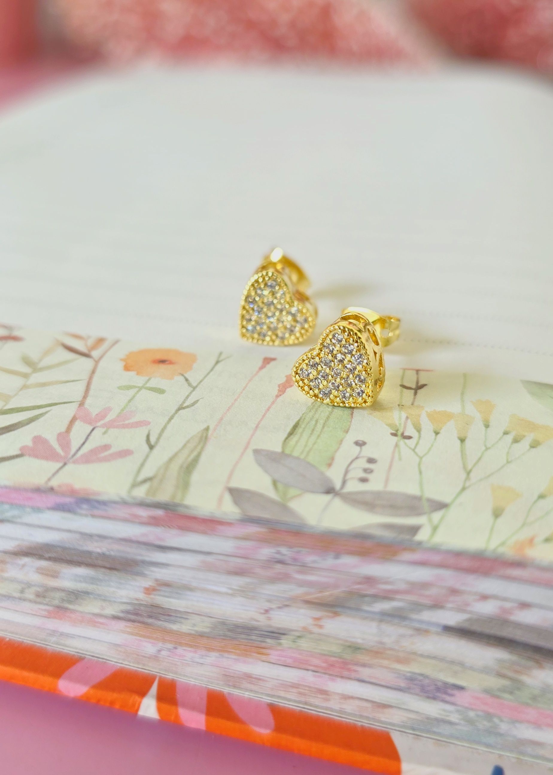 Aretes tipo stud corazón incrustado