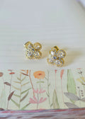 Aretes tipo stud floral de cuatro pétalos