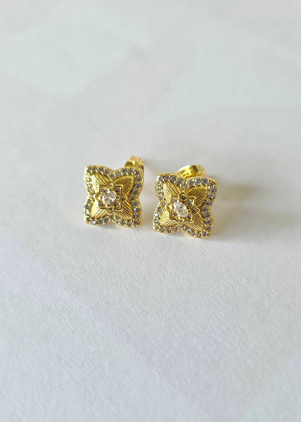 Aretes florales de  cuatro pucos