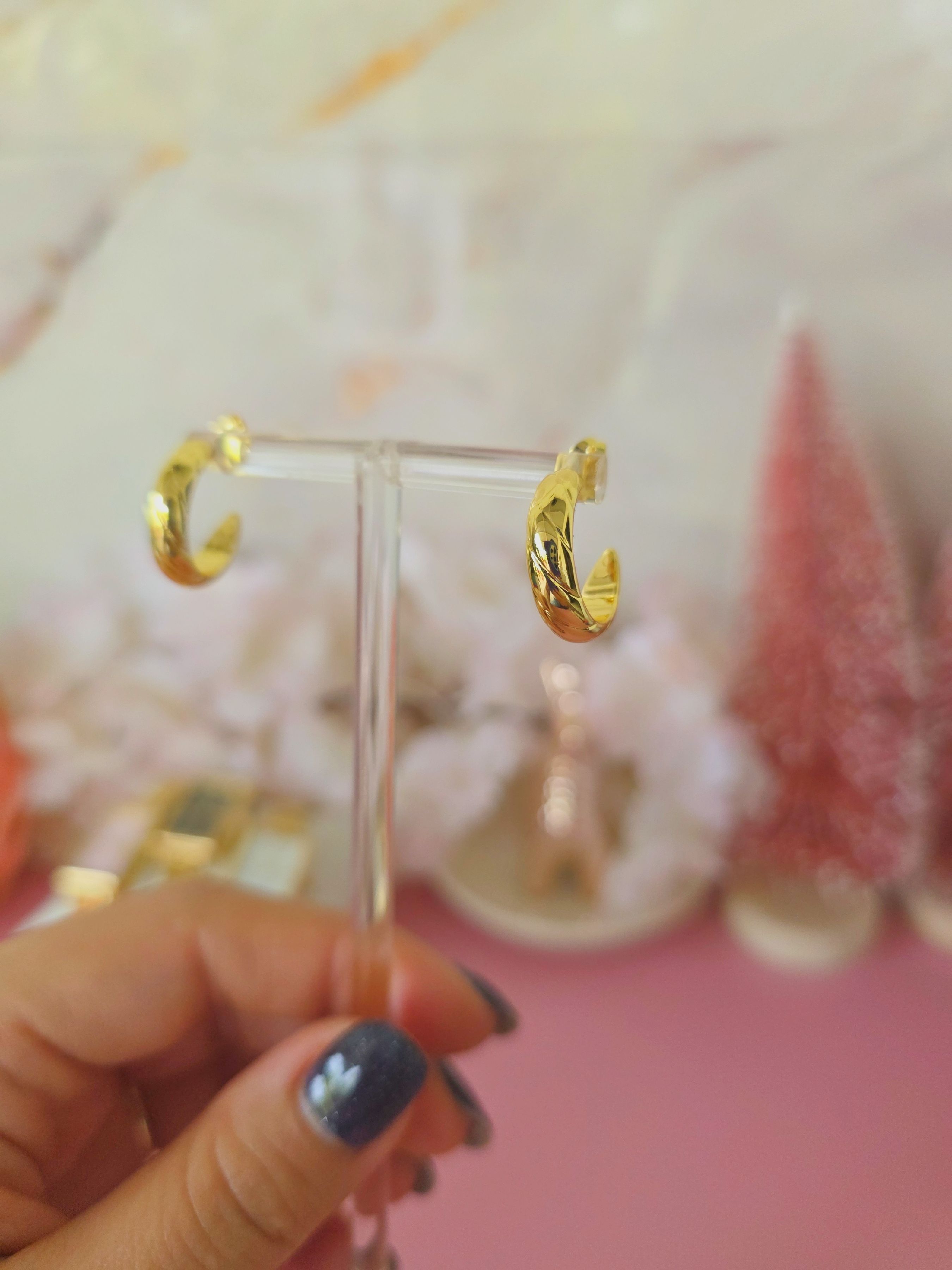 Aretes tipo C con textura de líneas sutiles