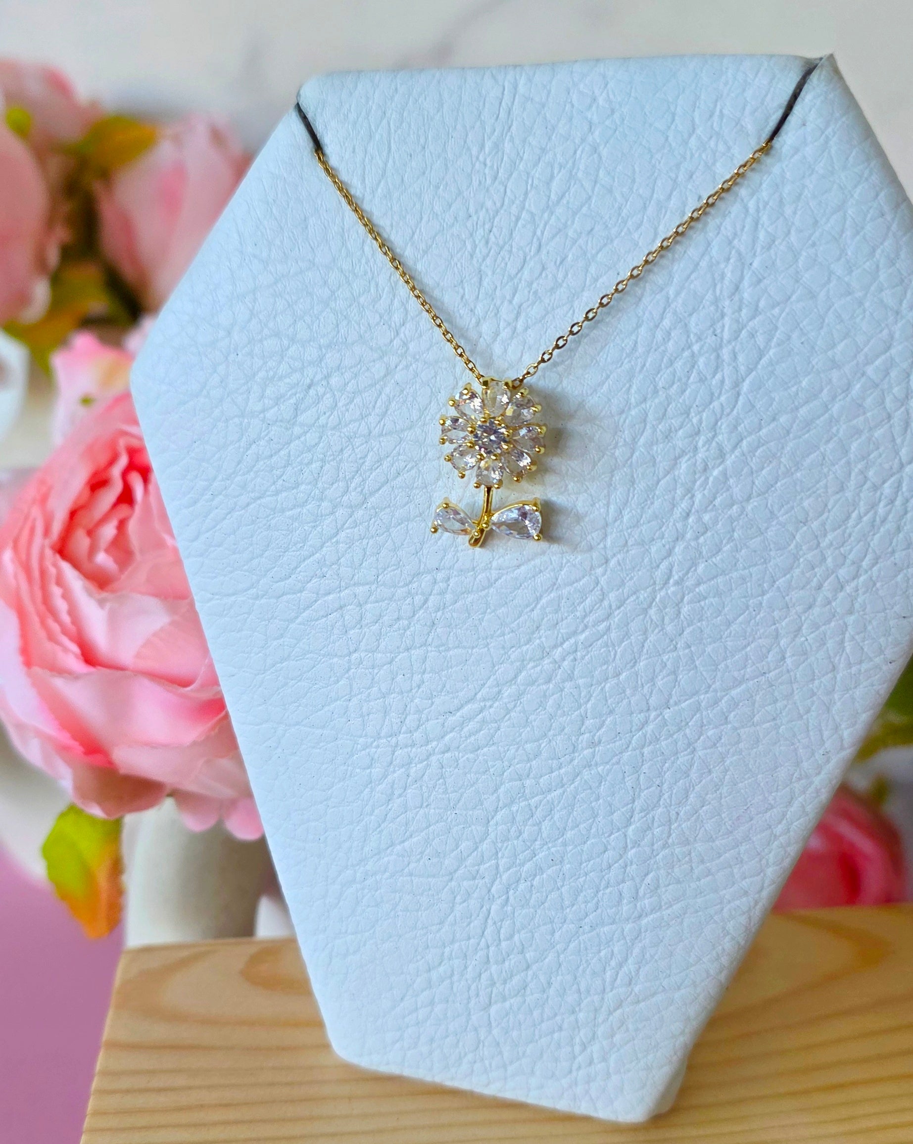 Collar flor margarita de cristal blanco