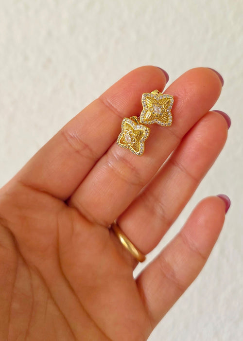 Aretes florales de  cuatro pucos