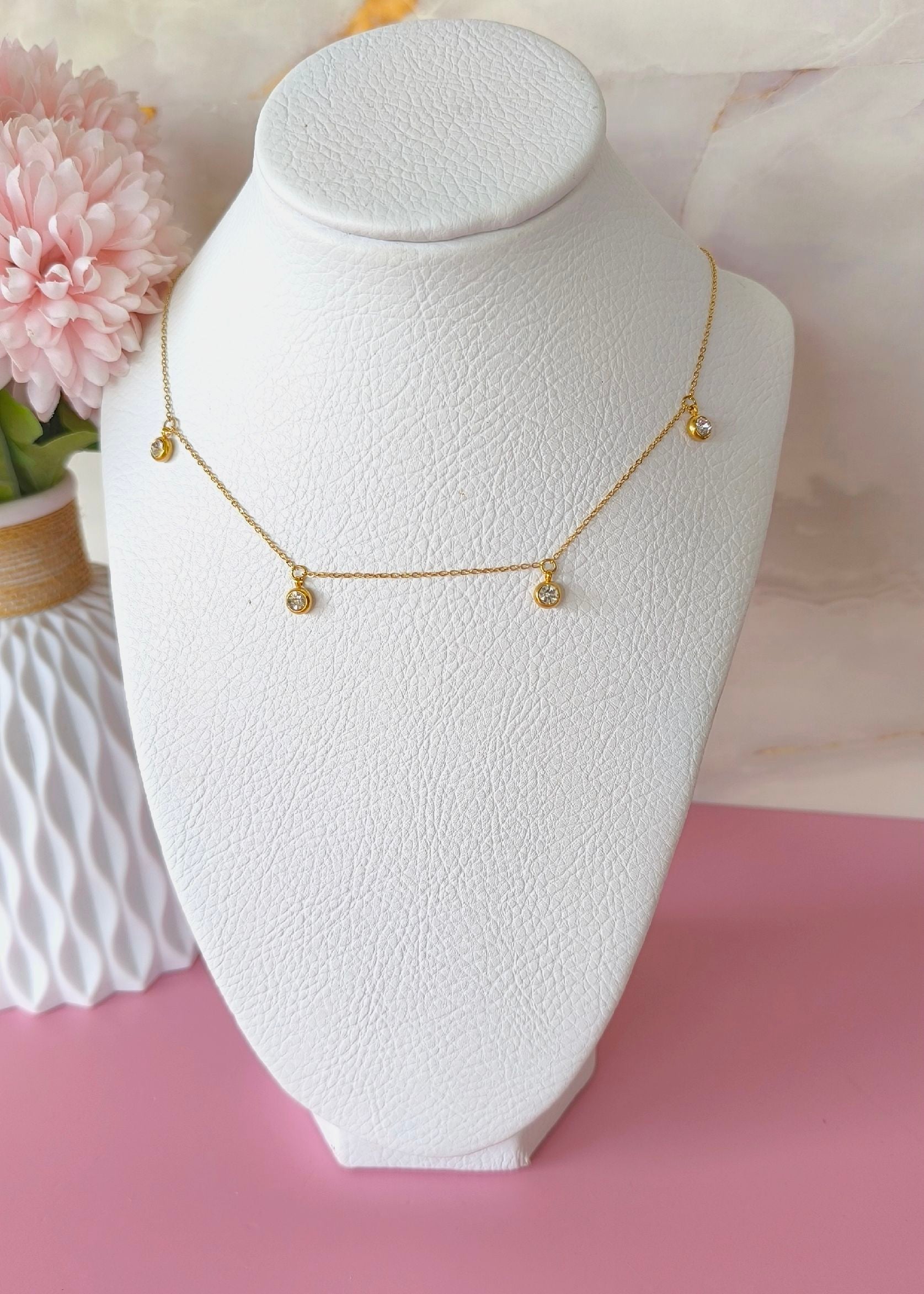 Collar de cuatro cristales colgantes hecho en acero
SKU : CV1337