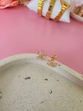 aretes stud flor de cinco pétalos rosa pálido con pistilos