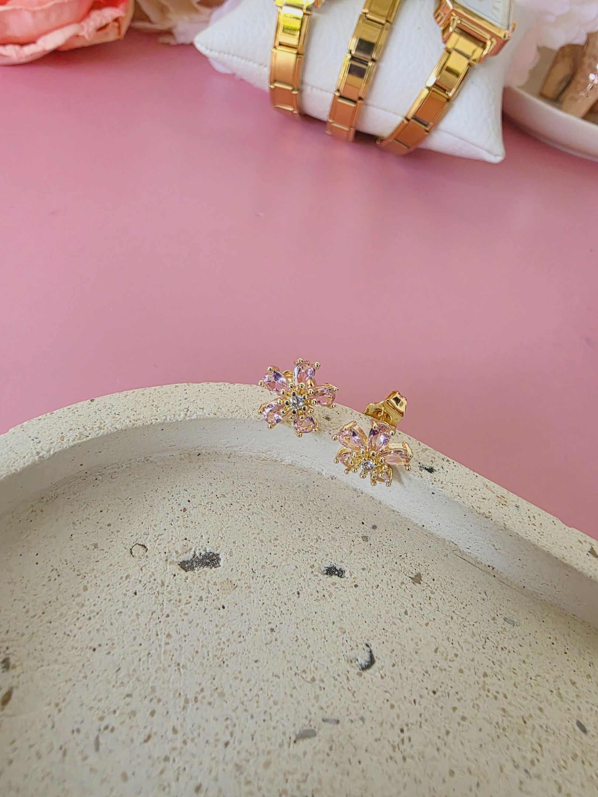 aretes stud flor de cinco pétalos rosa pálido con pistilos