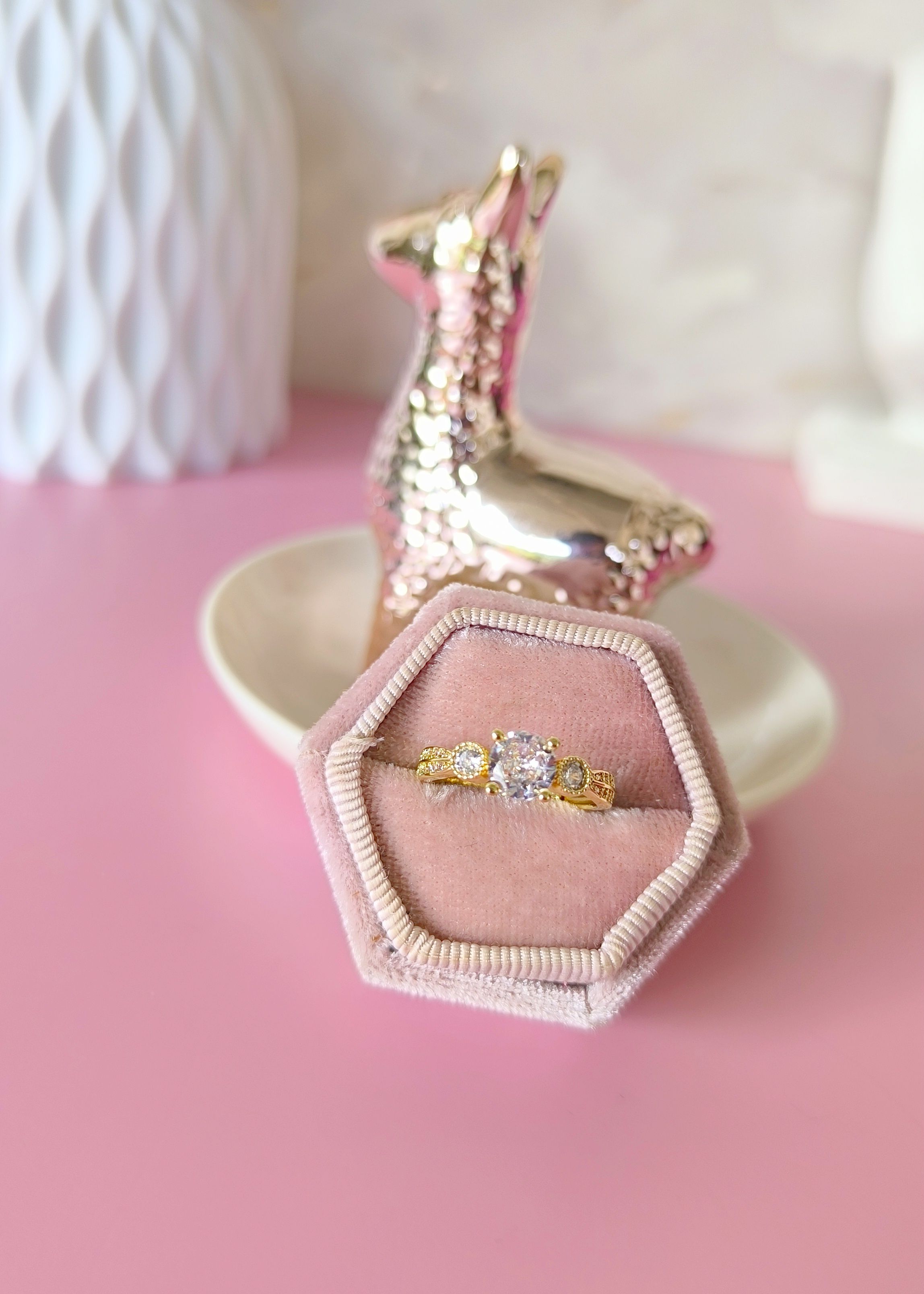 anillo de tres circonitas circulares