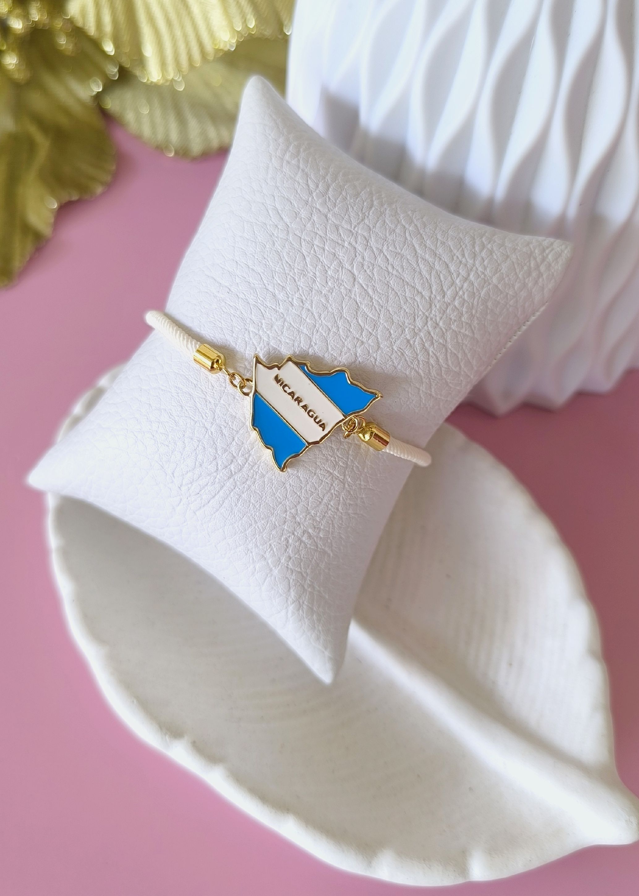 Pulsera ajustable de mecate blanco y mapa esmaltado
