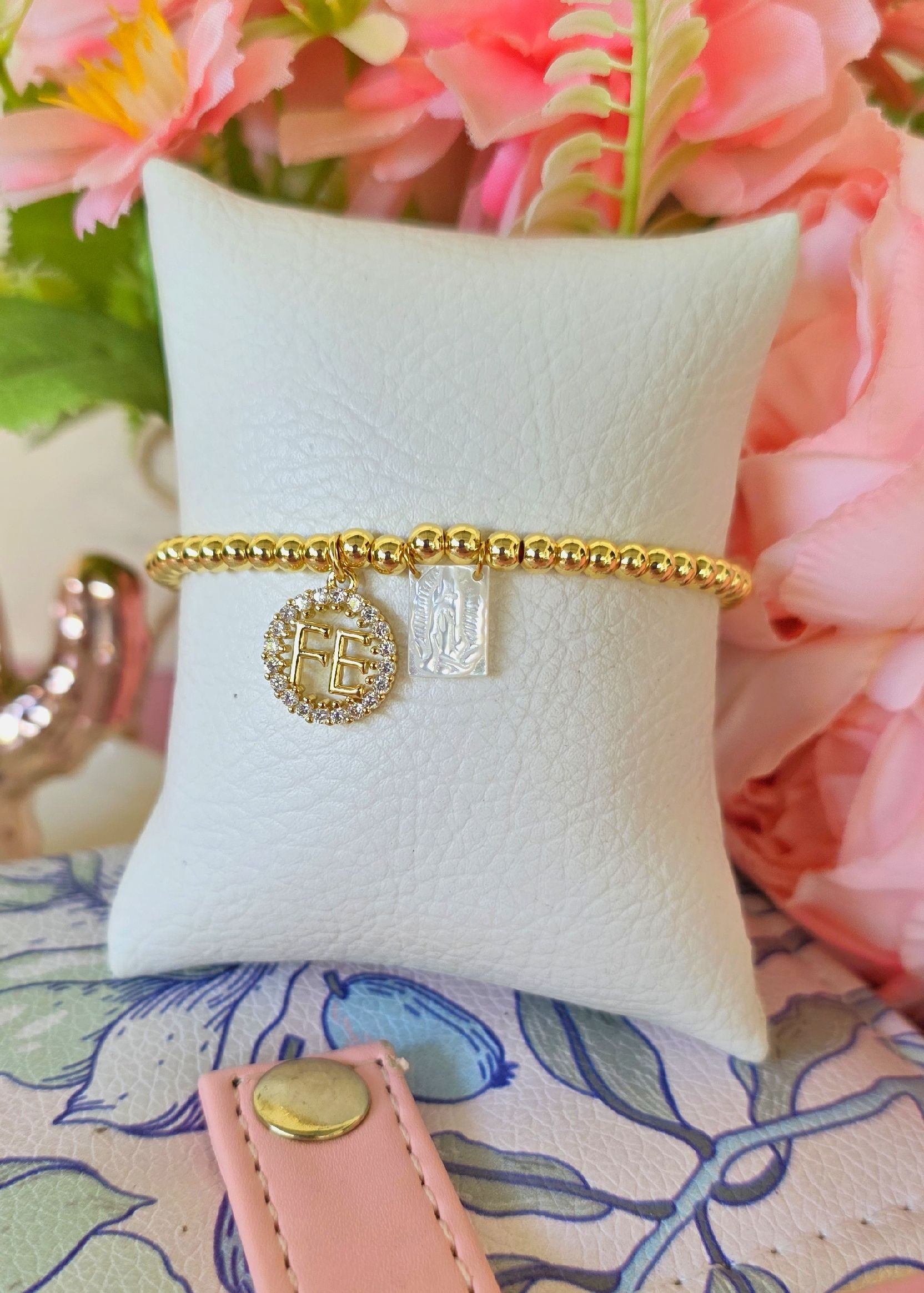 Pulsera ajustable de escapulario concha nacar y dije fe